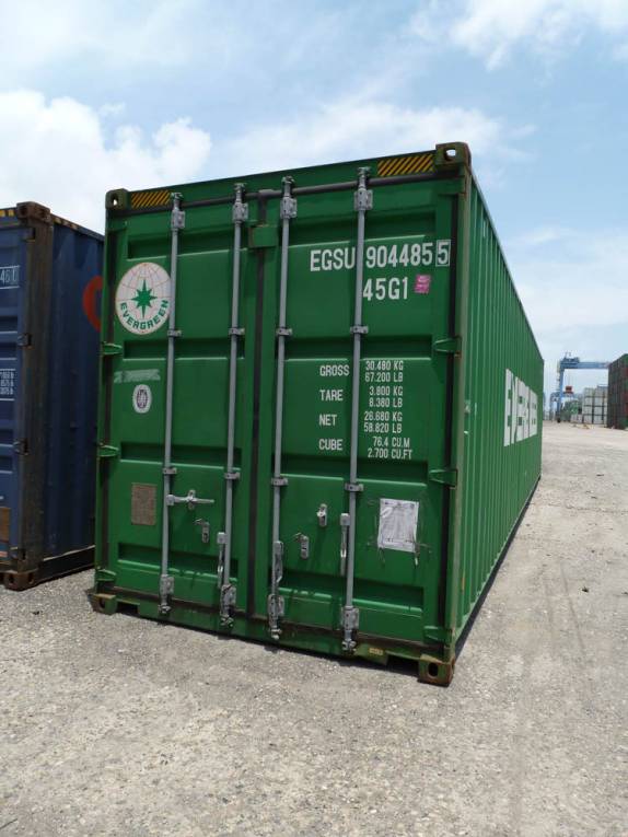 Fiona devidamente embalada para viagem, no porto de Colón, no Panamá